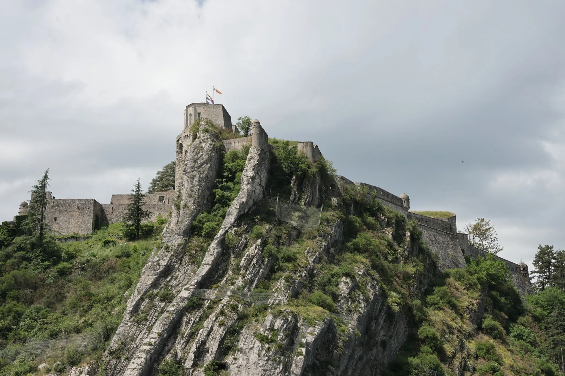Château fort perché sur un éperon rocheux en Ariège