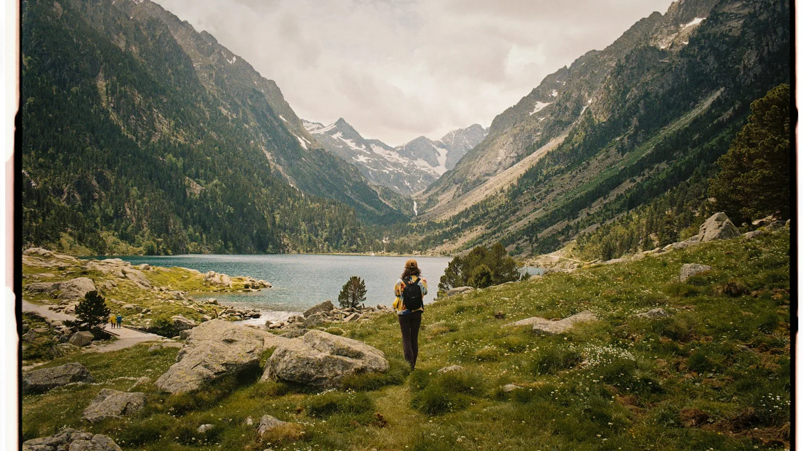 Montagnes des Pyrénées et lacs d'altitude en été
