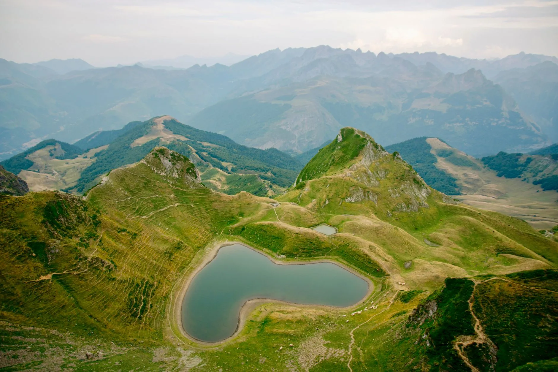Lac en forme de cœur vu du ciel dans les Pyrénées françaises